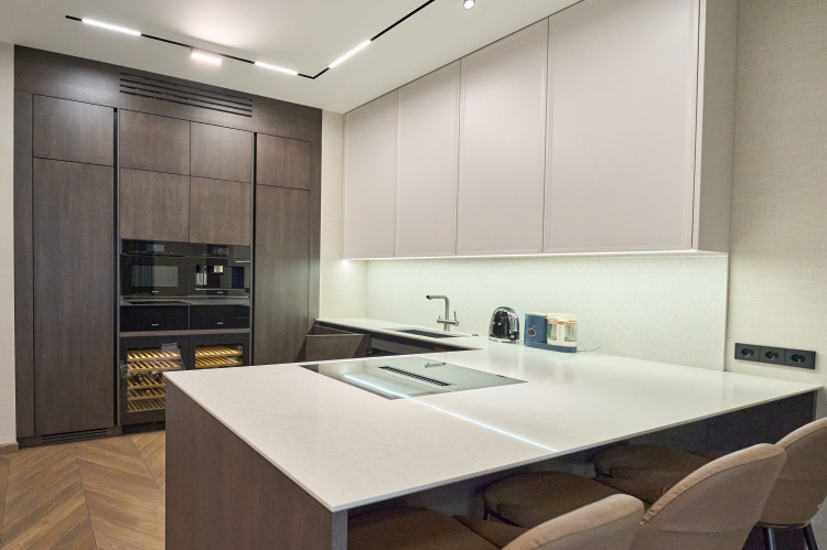 П-образная премиальная кухня в клубном доме «Edison House»