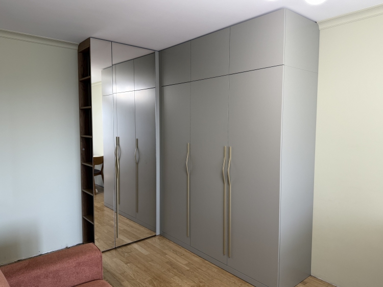 Угловой шкаф с зеркалом в квартиру в Минске