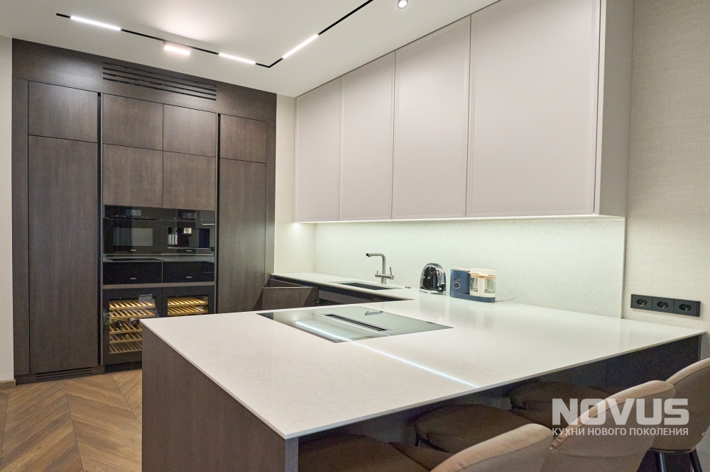 П-образная премиальная кухня в клубном доме «Edison House»