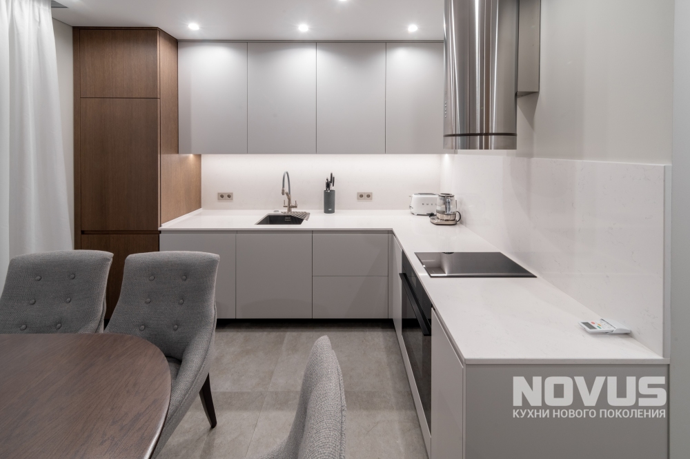 Современная угловая кухня на ул. Мытная в Москве