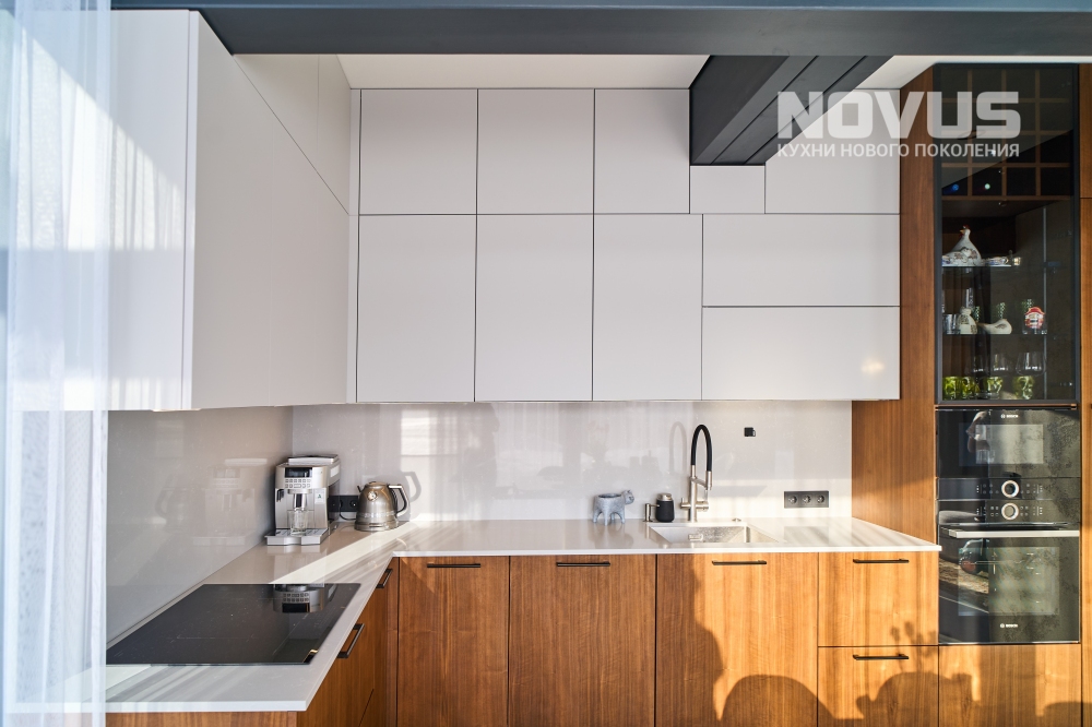 Угловая комбинированная кухня в частном доме в Подмосковье