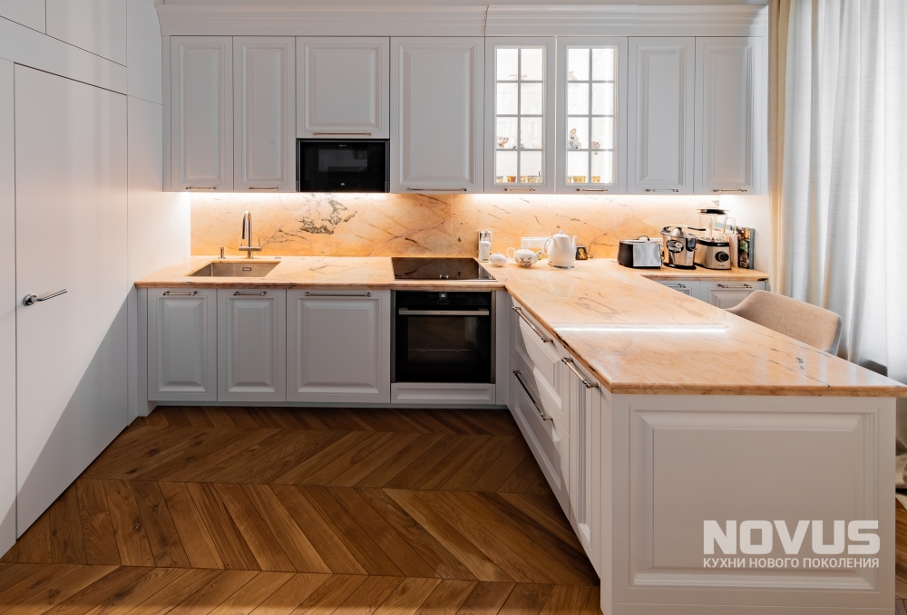 Кухня в стиле современной классики для квартиры в сталинском доме