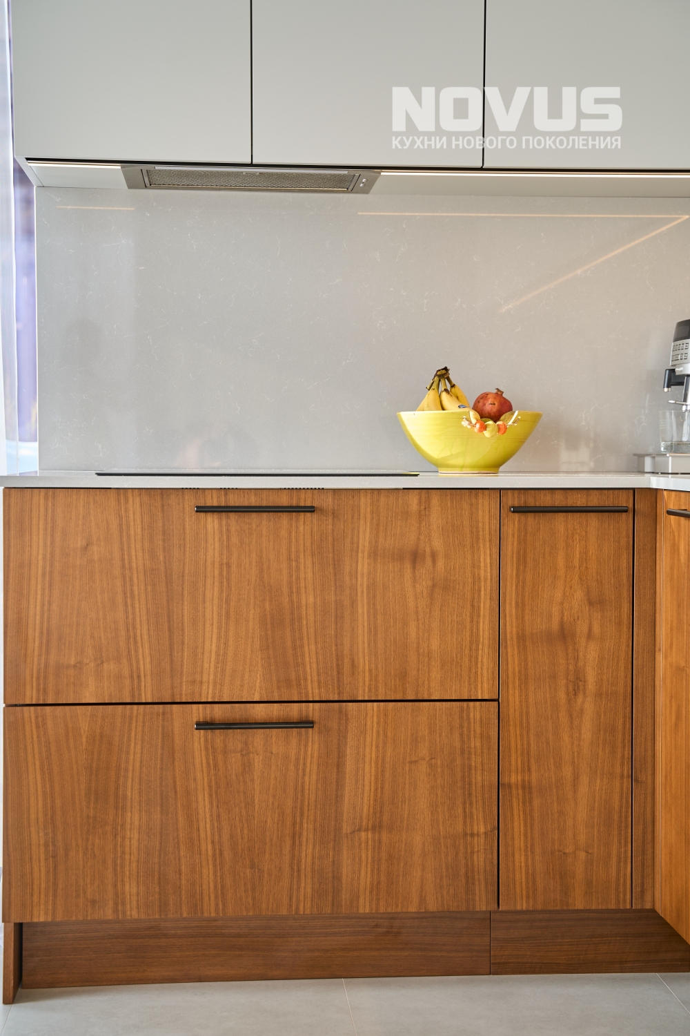 Угловая комбинированная кухня в частном доме в Подмосковье