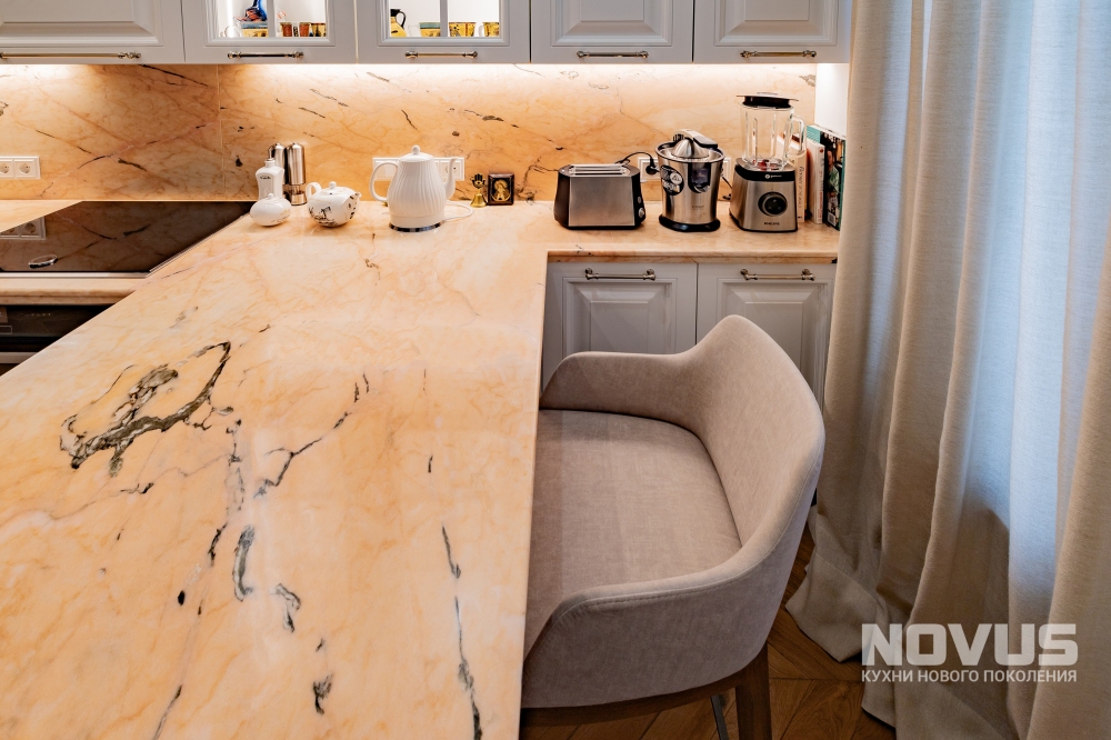 Кухня в стиле современной классики для квартиры в сталинском доме