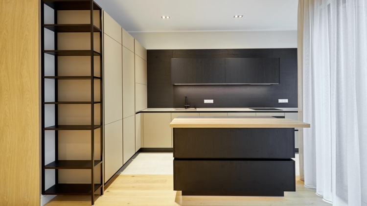 Кухня в современном стиле с комбинированными фасадами N6