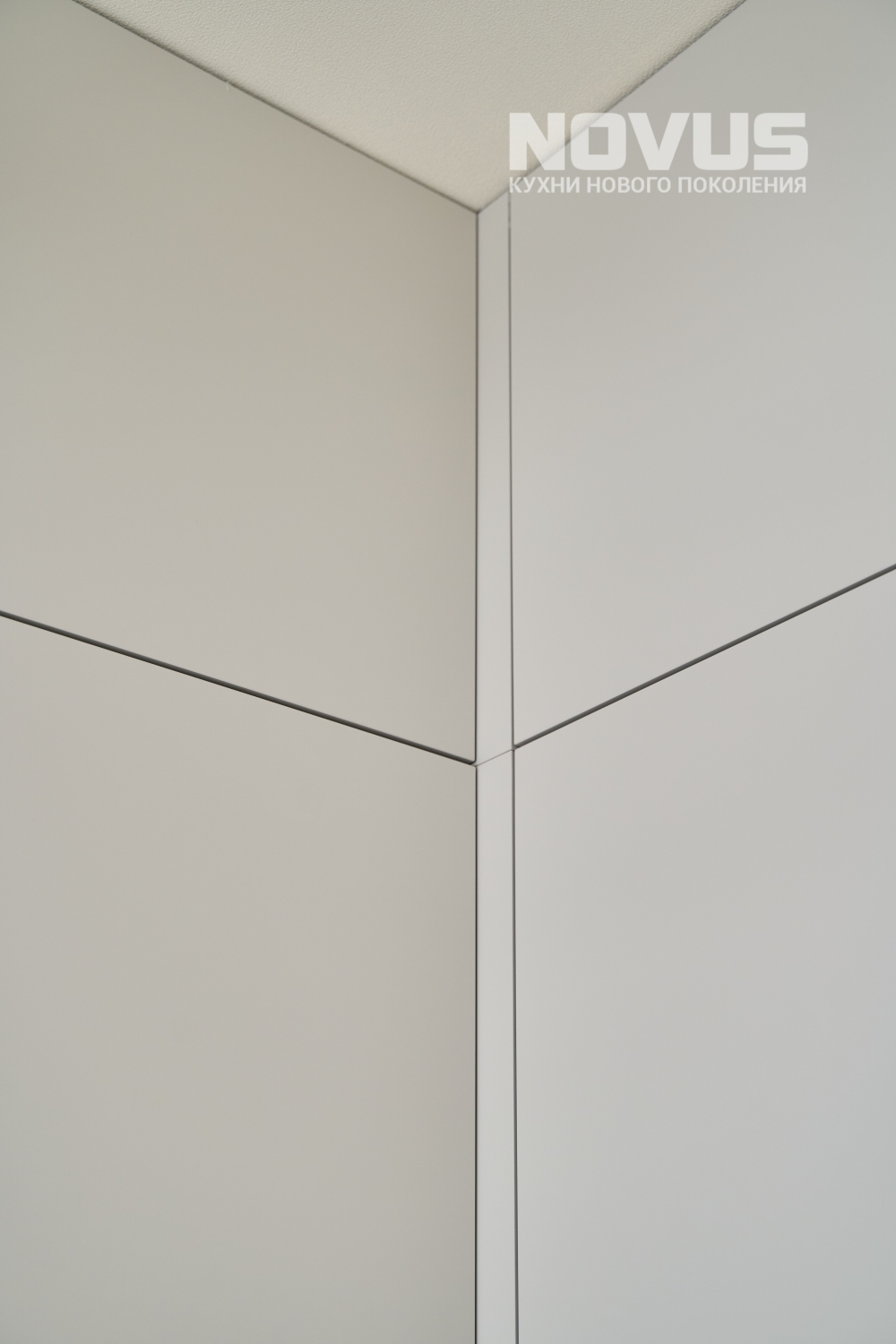 Угловая комбинированная кухня в частном доме в Подмосковье