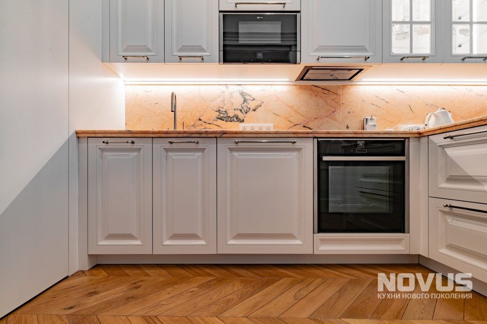 Кухня в стиле современной классики для квартиры в сталинском доме