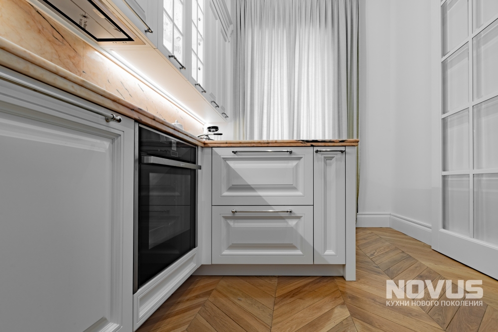 Кухня в стиле современной классики для квартиры в сталинском доме