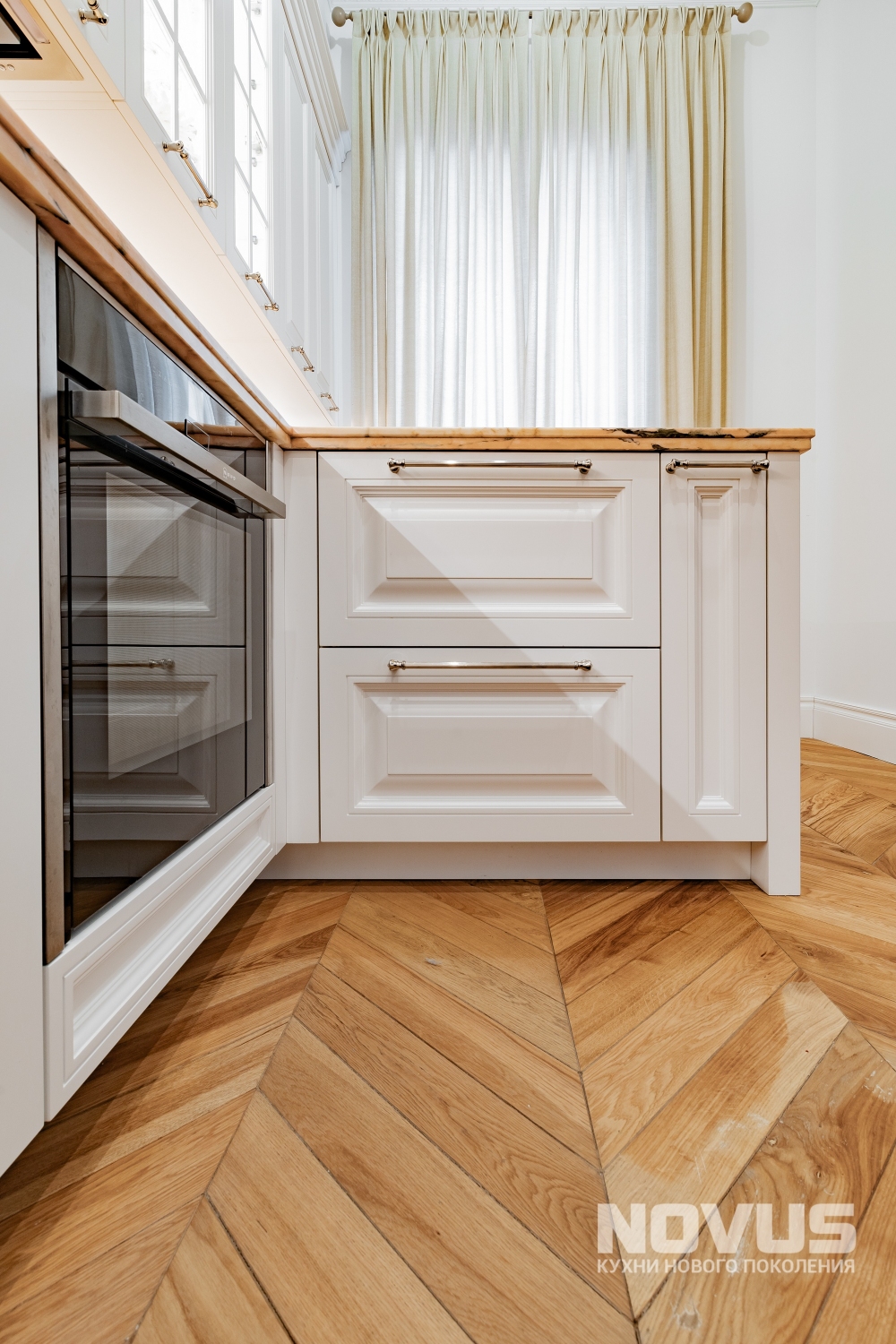 Кухня в стиле современной классики для квартиры в сталинском доме