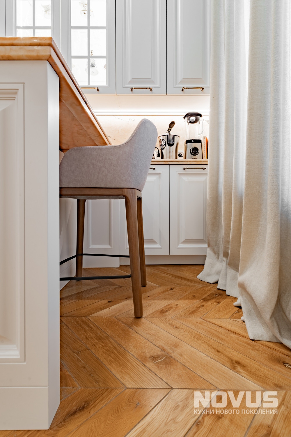 Кухня в стиле современной классики для квартиры в сталинском доме