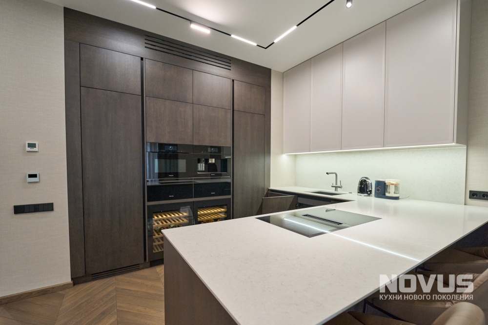 П-образная премиальная кухня в клубном доме «Edison House»