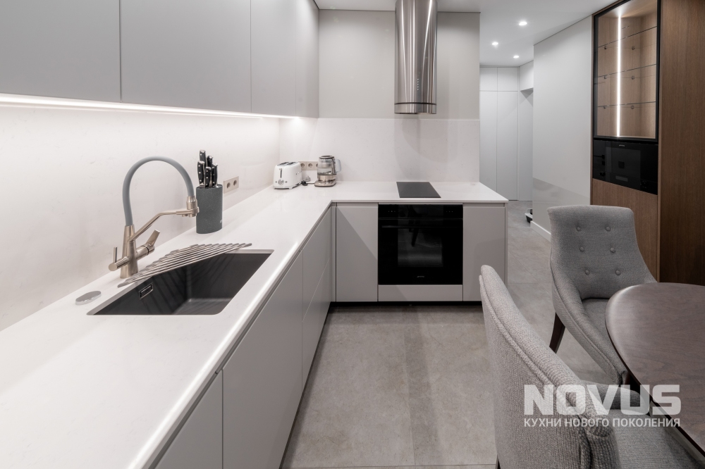 Современная угловая кухня на ул. Мытная в Москве