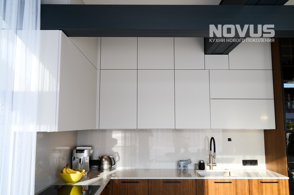 Угловая комбинированная кухня в частном доме в Подмосковье