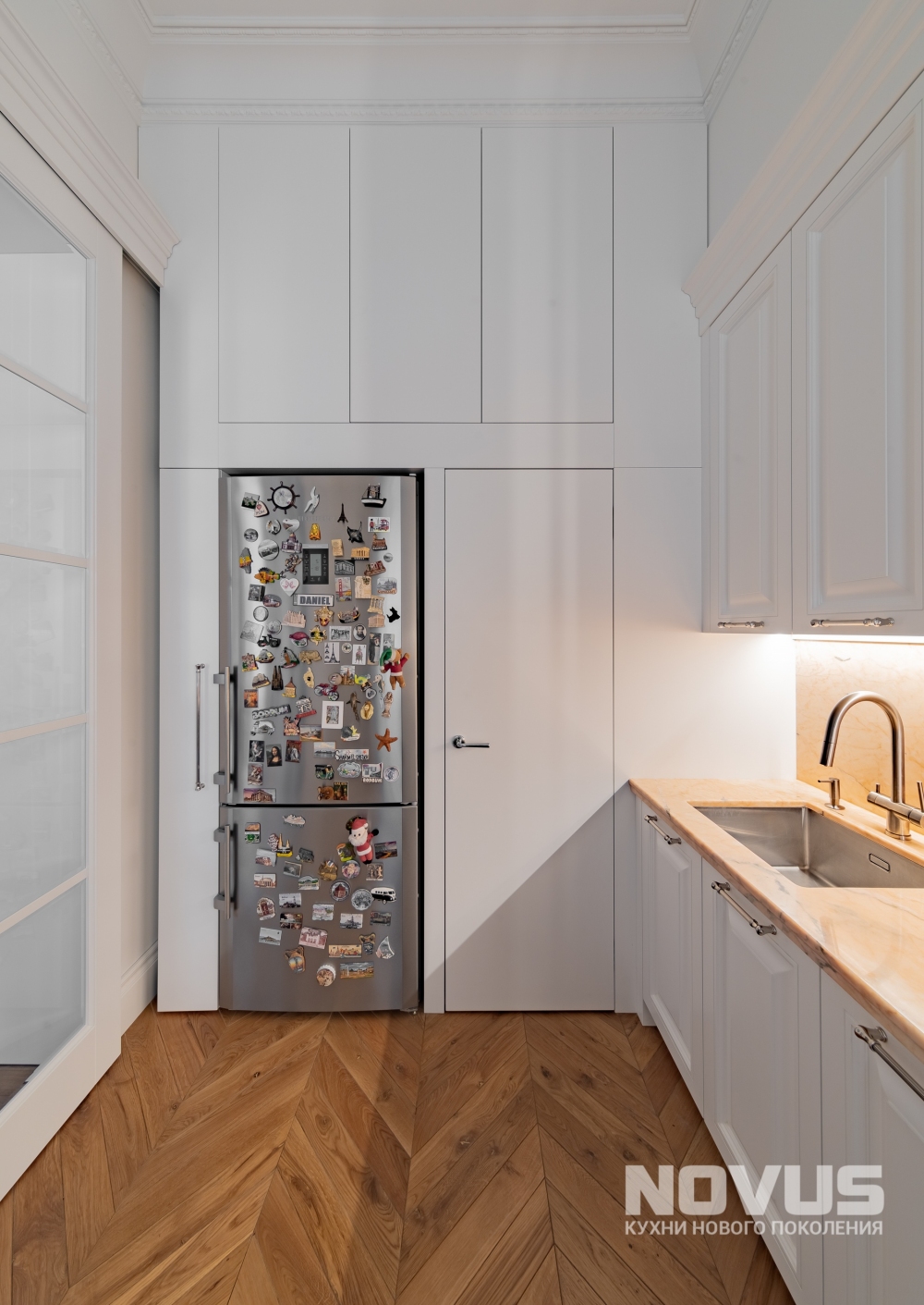 Кухня в стиле современной классики для квартиры в сталинском доме