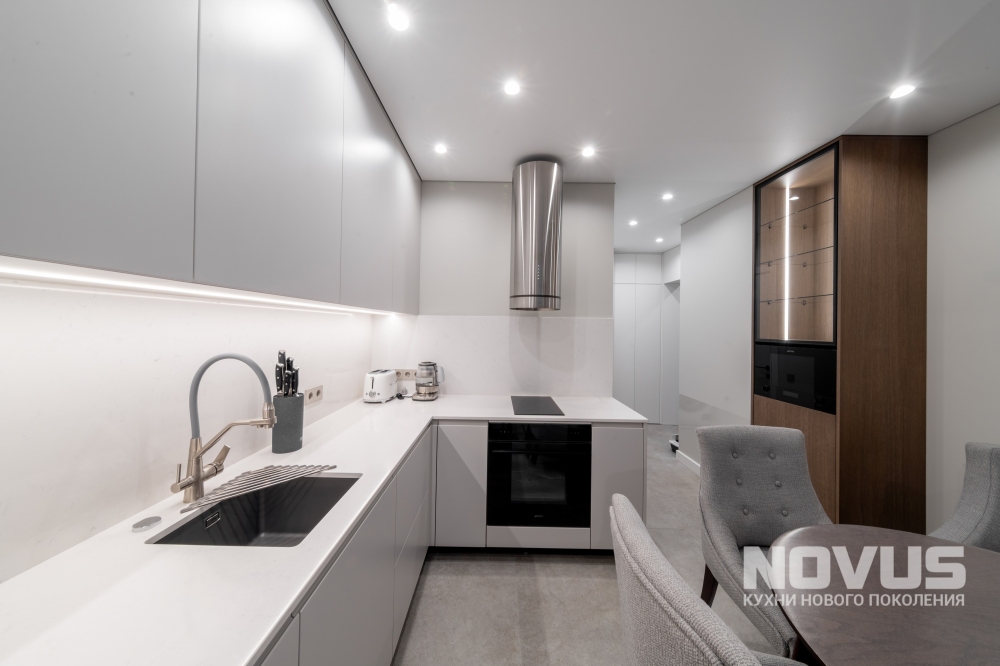 Современная угловая кухня на ул. Мытная в Москве