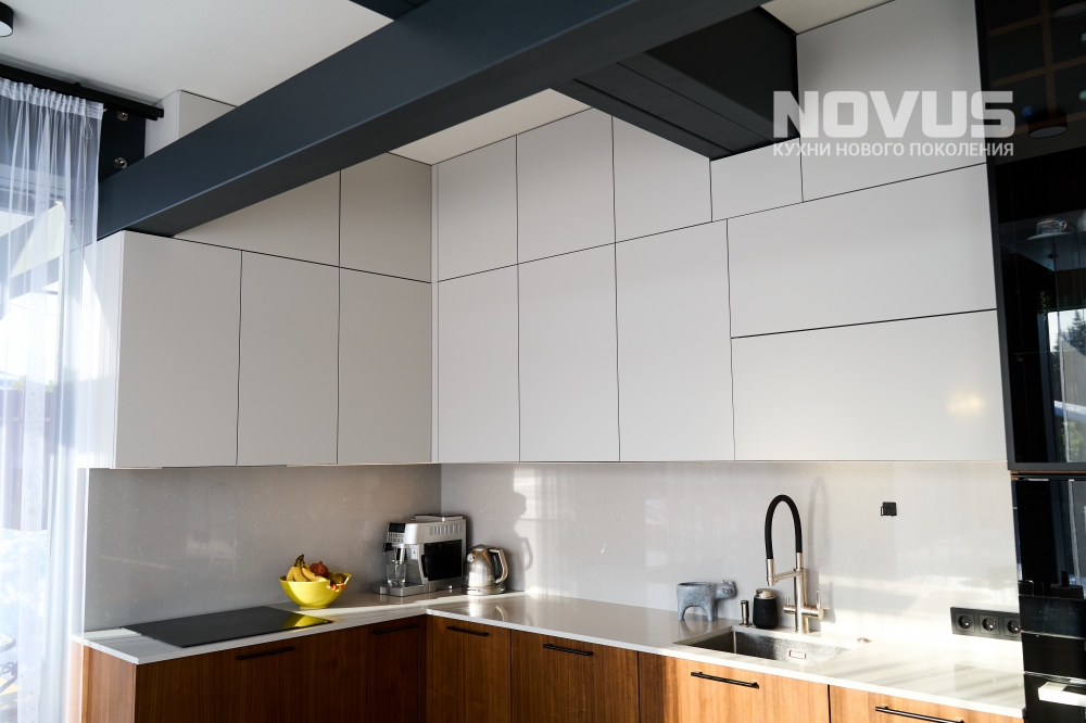 Угловая комбинированная кухня в частном доме в Подмосковье