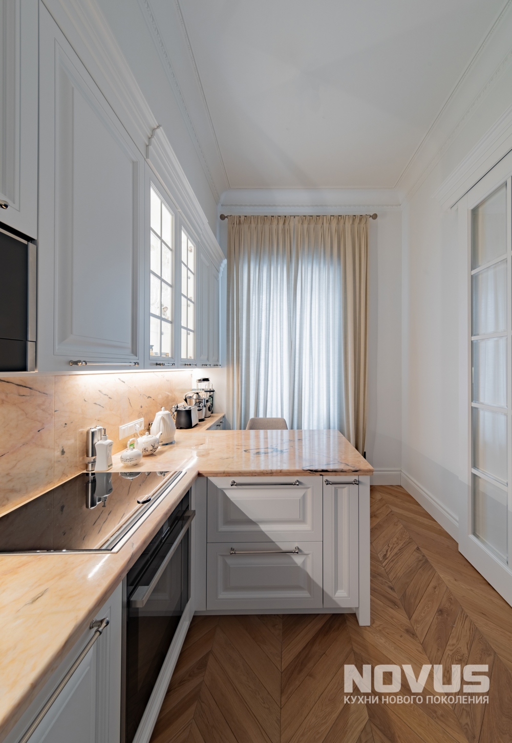 Кухня в стиле современной классики для квартиры в сталинском доме