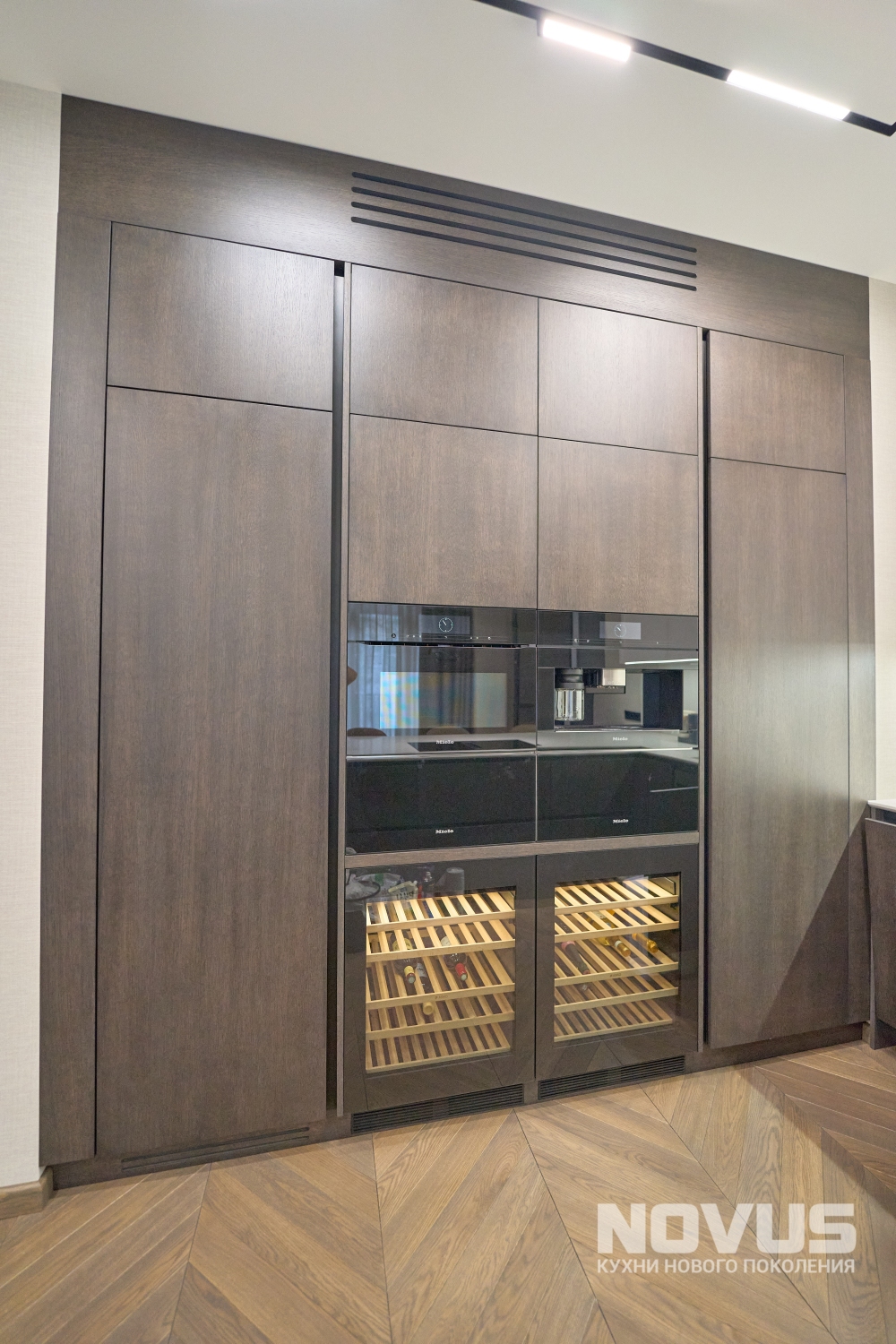 П-образная премиальная кухня в клубном доме «Edison House»