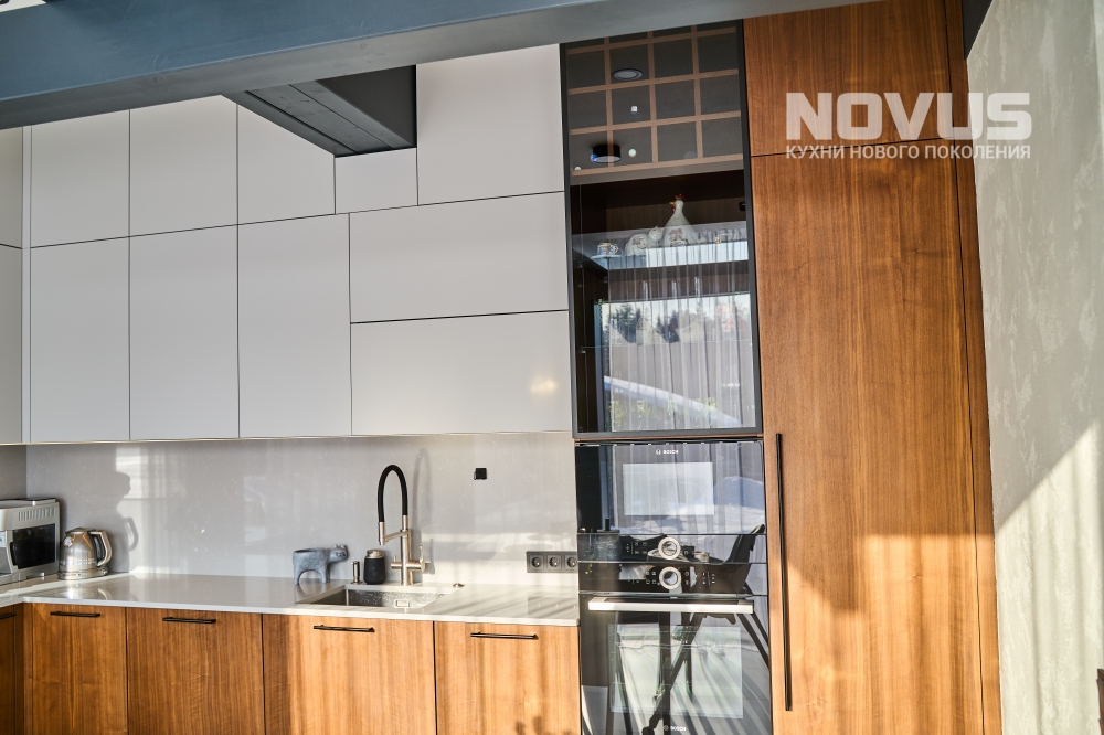 Угловая комбинированная кухня в частном доме в Подмосковье