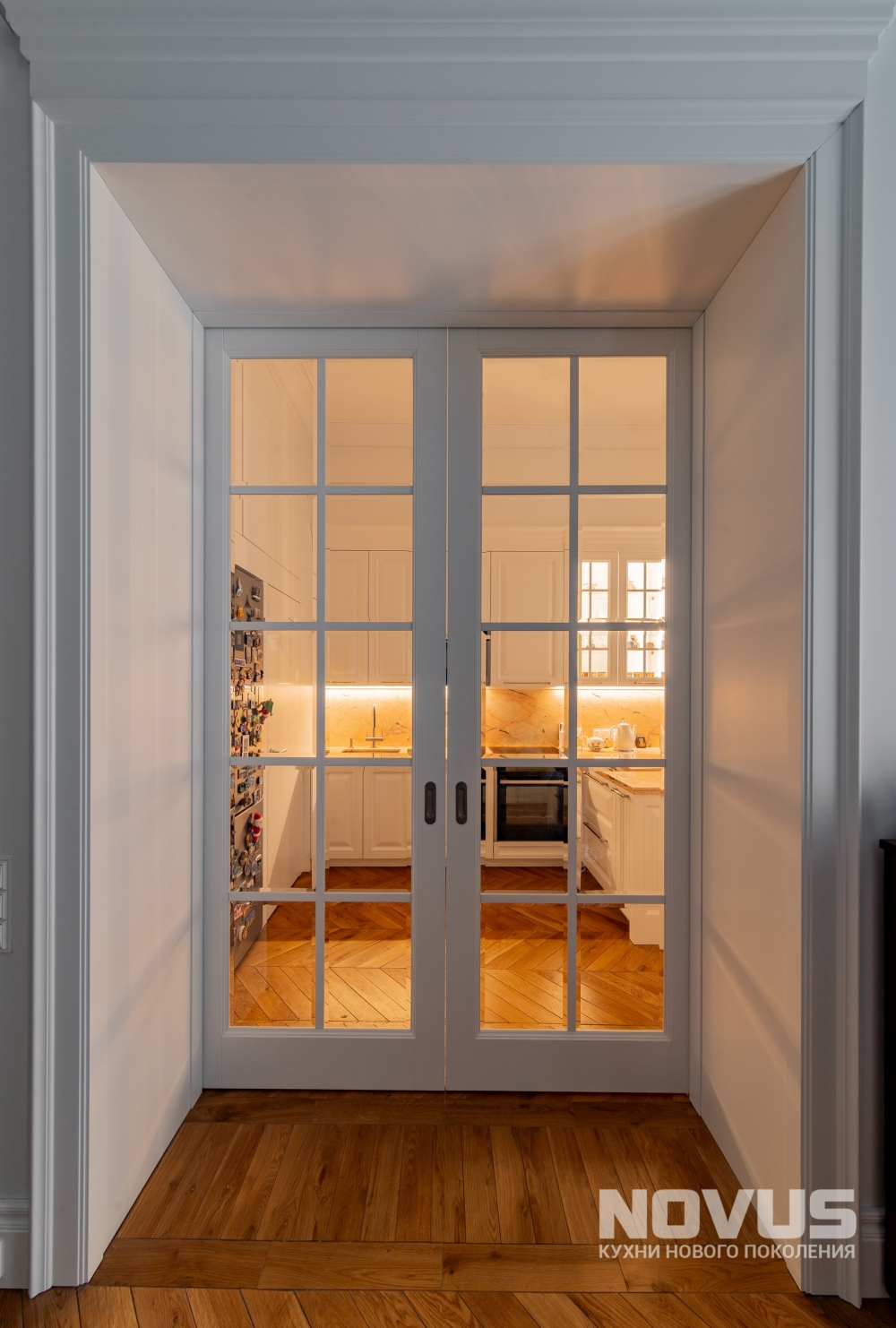 Кухня в стиле современной классики для квартиры в сталинском доме