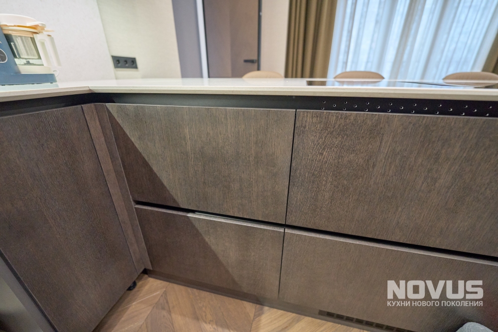 П-образная премиальная кухня в клубном доме «Edison House»