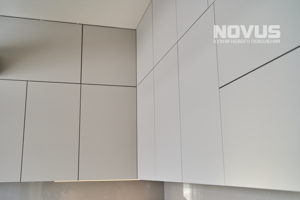 Угловая комбинированная кухня в частном доме в Подмосковье