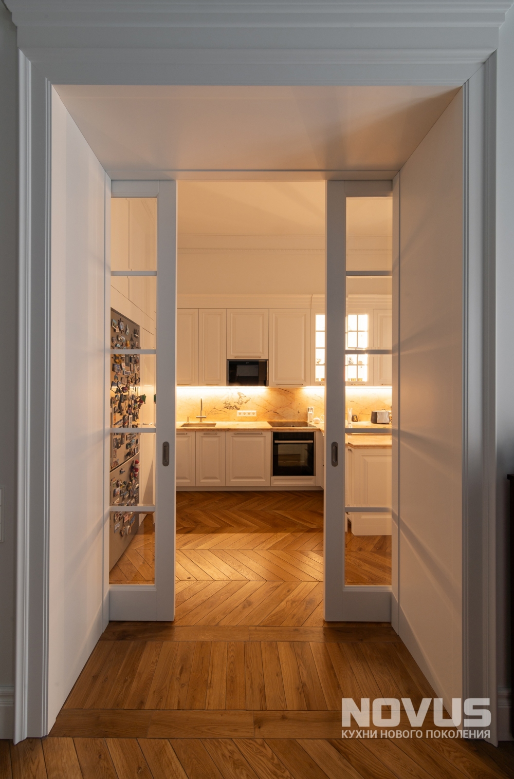 Кухня в стиле современной классики для квартиры в сталинском доме