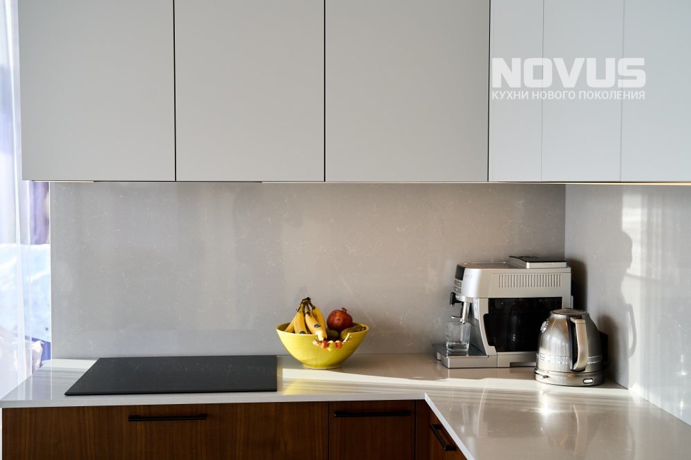 Угловая комбинированная кухня в частном доме в Подмосковье