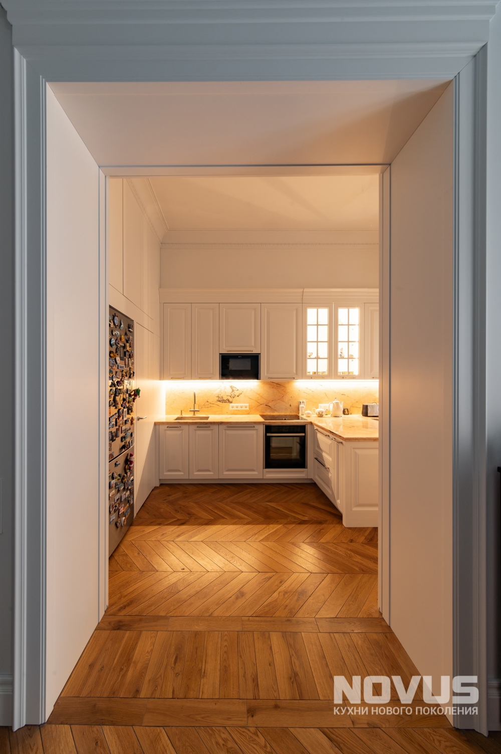 Кухня в стиле современной классики для квартиры в сталинском доме