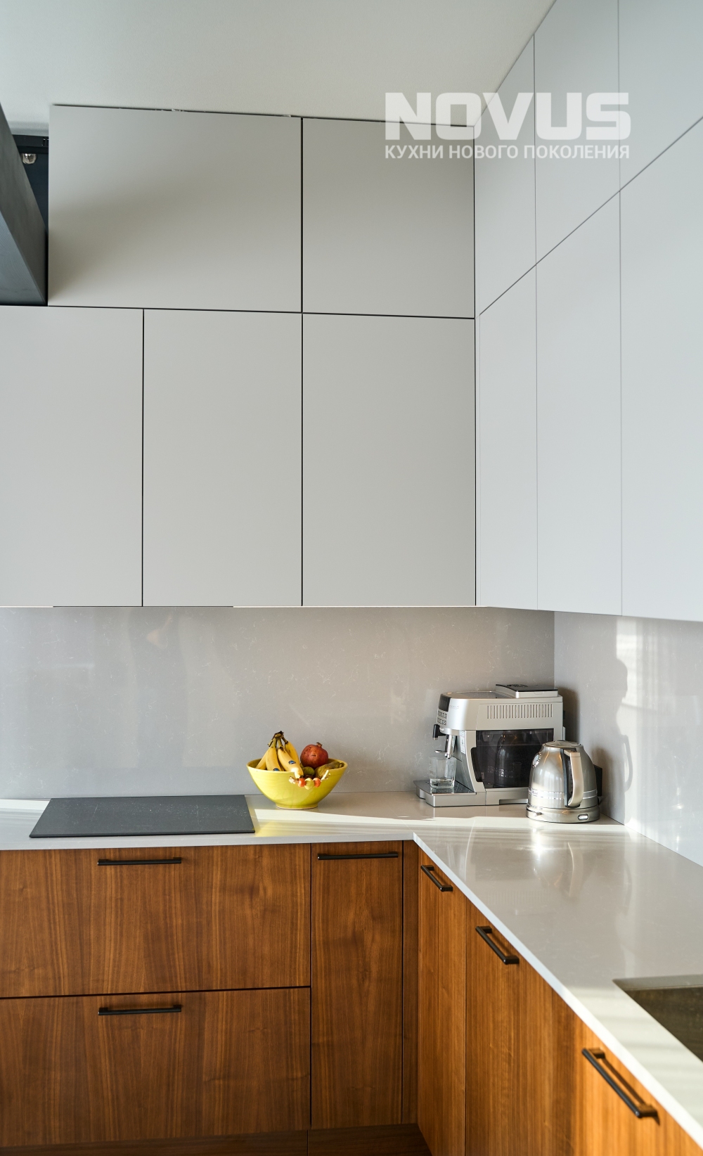 Угловая комбинированная кухня в частном доме в Подмосковье