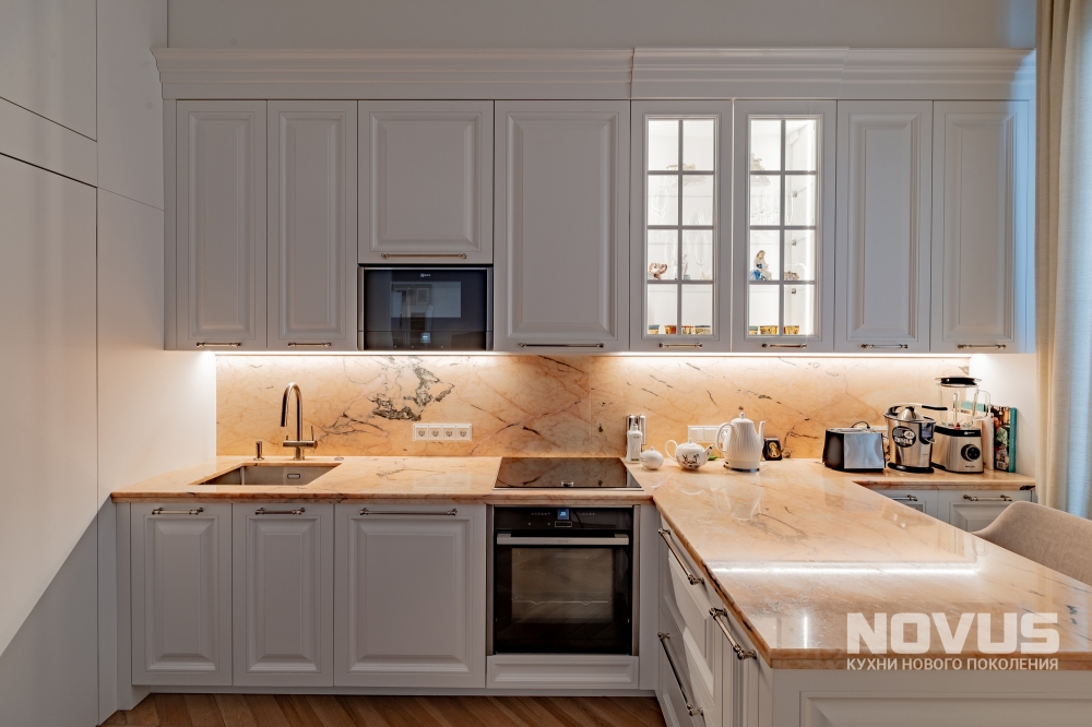 Кухня в стиле современной классики для квартиры в сталинском доме