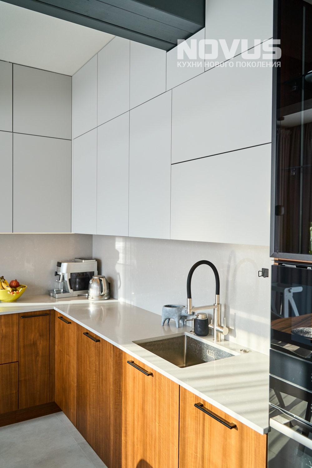 Угловая комбинированная кухня в частном доме в Подмосковье