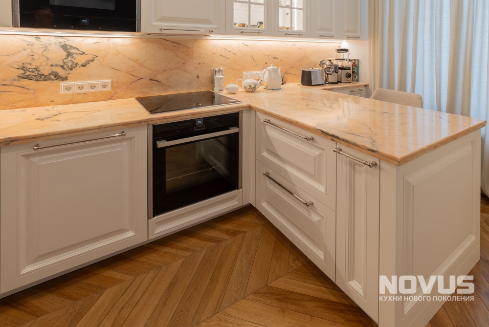 Кухня в стиле современной классики для квартиры в сталинском доме