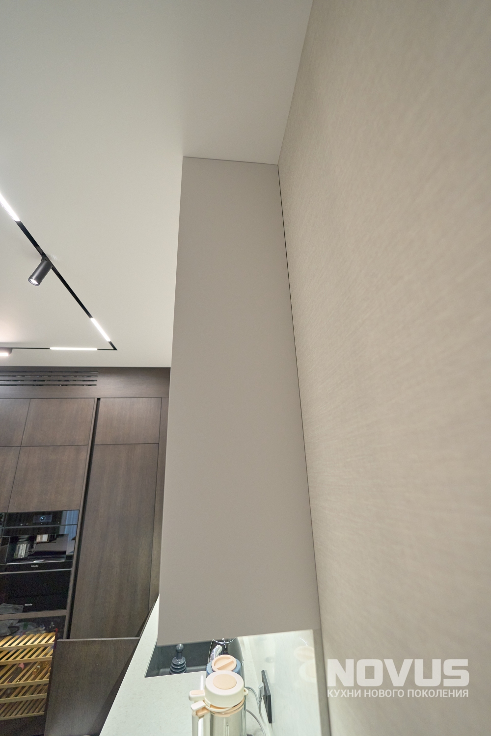 П-образная премиальная кухня в клубном доме «Edison House»