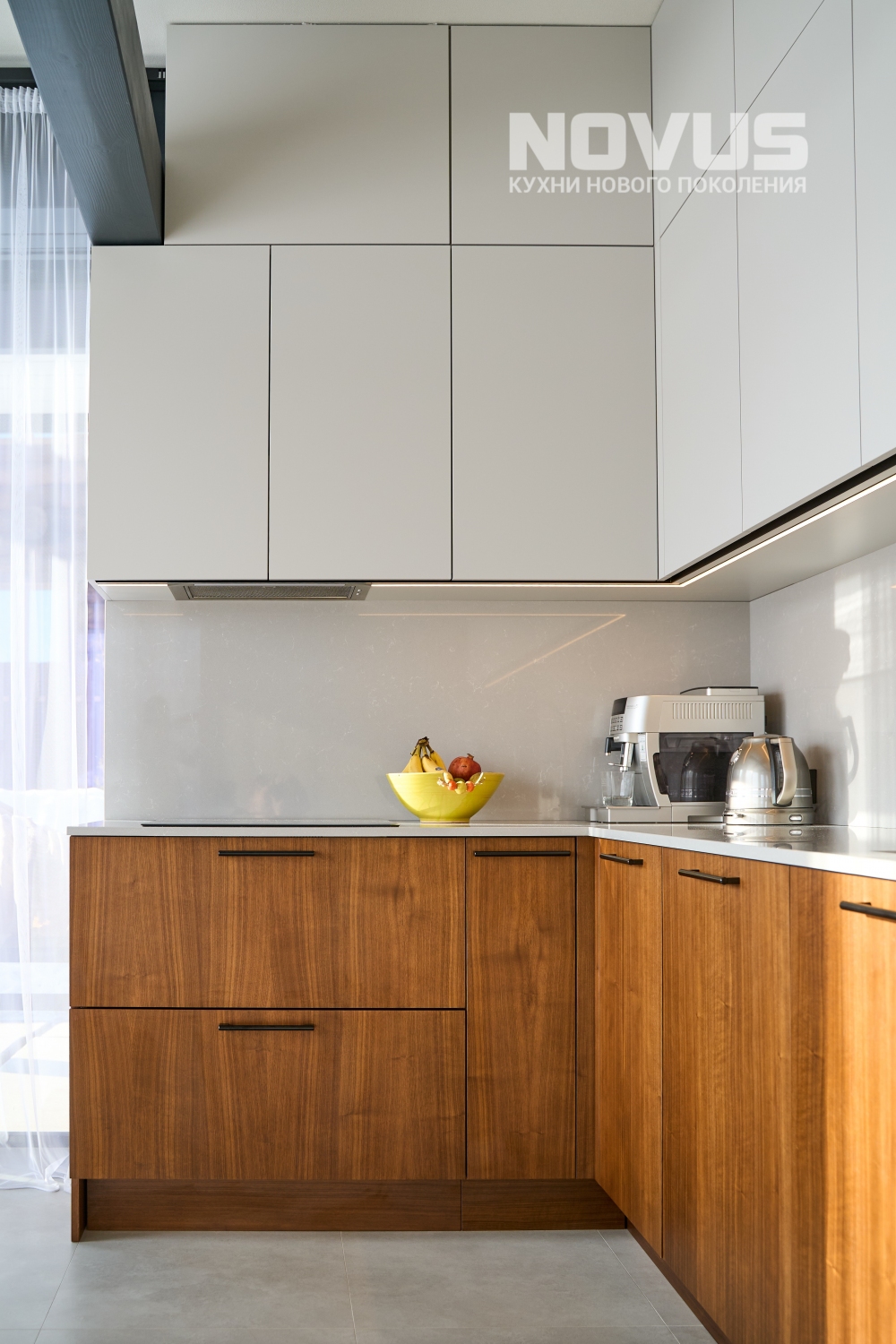 Угловая комбинированная кухня в частном доме в Подмосковье