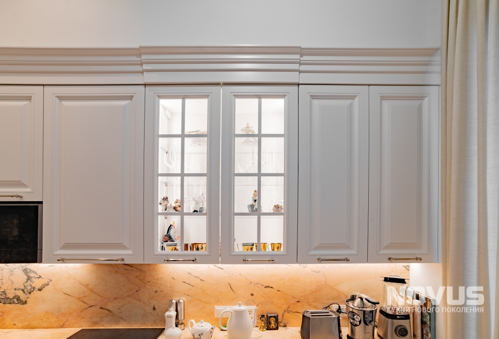 Кухня в стиле современной классики для квартиры в сталинском доме